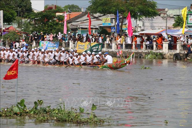 Đội ghe nam huyện Cầu Kè bứt phá về đích trước đội ghe ngo Tiểu Cần ở trận đua chung kết cự ly 600 m. Ảnh: Thanh Hòa- TTXVN