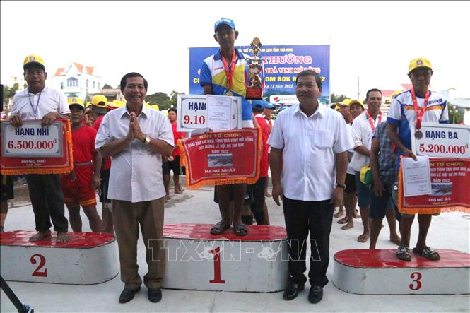 Trao thưởng ở nội dung 800 m nam. Ảnh: Thanh Hòa- TTXVN
