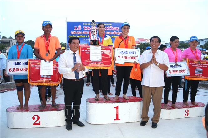 Ban tổ chức trao giải nội dung 700 m nam nữ phối hợp. Ảnh: Thanh Hòa- TTXVN