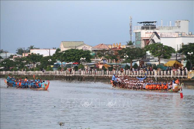 Đội ghe nam nữ phối hợp của huyện Cầu Kè bứt phá về đích trước đội ghe ngo huyện Duyên Hải ở trận chung kết. Ảnh: Thanh Hòa- TTXVN