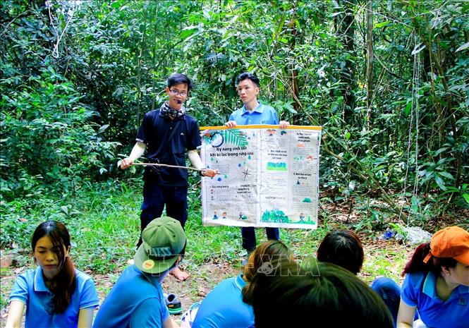 Du khách học tập các kỹ năng sinh tồn khi bị lạc trong rừng sâu. Ảnh: Hồng Đạt - TTXVN
