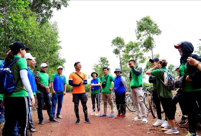 Du khách tham khảo những kỹ năng khi đạp xe trong rừng. Ảnh: Hồng Đạt - TTXVN
