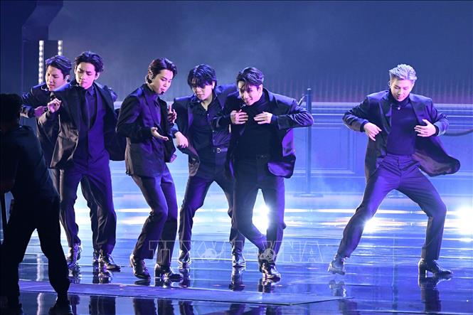 Trong ảnh: Nhóm nhạc BTS biểu diễn tại Lễ trao giải Grammy thường niên lần thứ 64 ở Las Vegas, Mỹ ngày 3/4/2022. Ảnh: AFP/TTXVN
