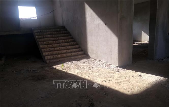 Nhiều hạng mục công trình dang dở do nhà thầu ngừng thi công. Ảnh: Nguyễn Nam-TTXVN