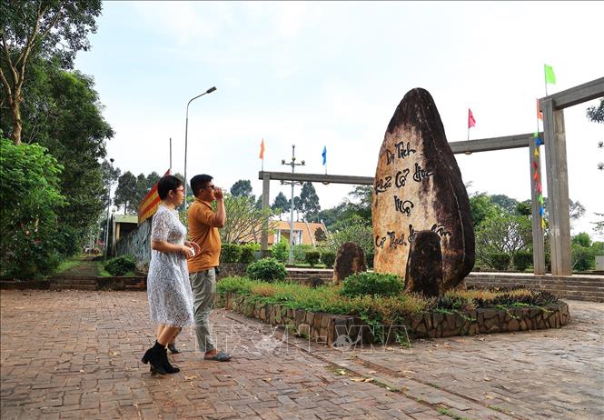 Trong ảnh: Du khách tham quan Di tích quốc gia đặc biệt Mộ Cự thạch Hàng Gòn. Ảnh: Hồng Đạt - TTXVN