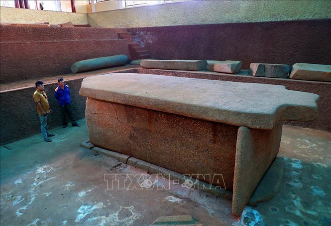 Trong ảnh: Khu hầm mộ tại Di tích quốc gia đặc biệt Mộ Cự thạch Hàng Gòn. Ảnh: Hồng Đạt - TTXVN