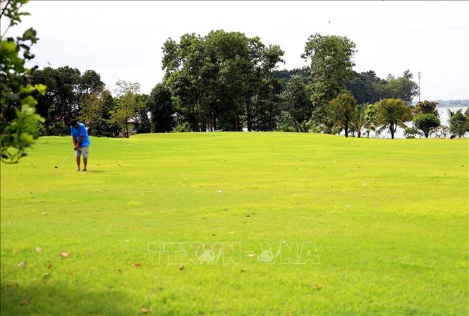 Trong ảnh: Sân golf phục vụ du khách trên Đảo Ó - Đồng Trường. Ảnh: Hồng Đạt - TTXVN
