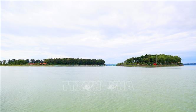 Trong ảnh: Khu du lịch Đảo Ó - Đồng Trường nằm giữa lòng hồ Trị An tại thị trấn Vĩnh An, huyện Vĩnh Cửu (Đồng Nai). Ảnh: Hồng Đạt - TTXVN
