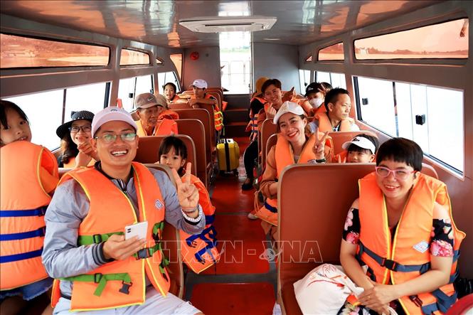 Trong ảnh: Du khách đi tàu cao tốc từ thị trấn Vĩnh An (Vĩnh Cửu, Đồng Nai) đến Đảo Ó - Đồng Trường. Ảnh: Hồng Đạt - TTXVN
