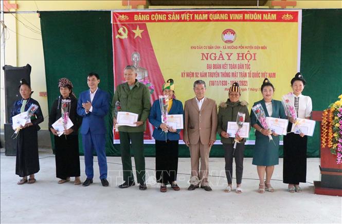 Trong ảnh: Công tác an sinh xã hội, xóa đói giảm nghèo ở bản Lĩnh (xã Mường Pồn, huyện Điện Biên, tỉnh Điện Biên) luôn được cấp úy, chính quyền địa phương quan tâm, biểu dương kịp thời đối với những hộ gia đình tiêu biểu trong thực hiện. Ảnh: Xuân Tiến – TTXVN 