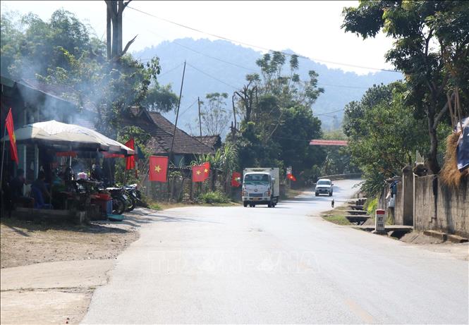 Trong ảnh: Tận dụng lợi thế vị trí của bản nằm cạnh quốc lộ 12 huyết mạch, những năm qua, người dân bản Lĩnh đã mạnh dạn đầu tư, mở hàng quán, dịch vụ kinh doanh ven đường nhằm tăng thêm thu nhập, chuyển dịch cơ cấu kinh tế. Ảnh: Xuân Tiến – TTXVN 

