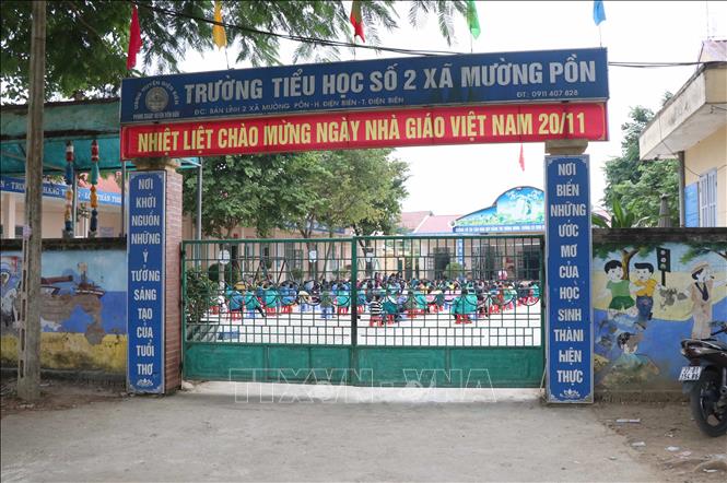 Trong ảnh: Trường Tiểu học xây dựng tại trung tâm bản Lĩnh, tạo điều kiện cho con em các dân tộc Mông, Thái, Kinh trong bản và trên địa bàn xã Mường Pồn học tập. Ảnh: Xuân Tiến – TTXVN 