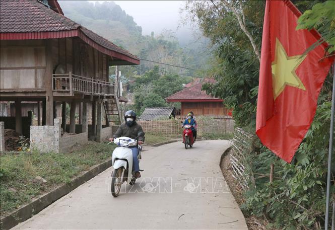 Trong ảnh: Đường giao thông các trục chính trong bản ở bản Lĩnh (xã Mường Pồn, huyện Điện Biên, tỉnh Điện Biên) đã được bê tông hoá khang trang, sạch đẹp. Ảnh: Xuân Tiến – TTXVN 