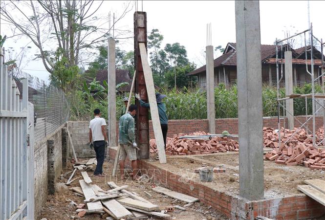 Trong ảnh: Kinh tế gia đình phát triển, người dân tích lũy được tài chính nên nhiều hộ dân ở bản Lĩnh đã xây dựng được nhà mới. Ảnh: Xuân Tiến – TTXVN 