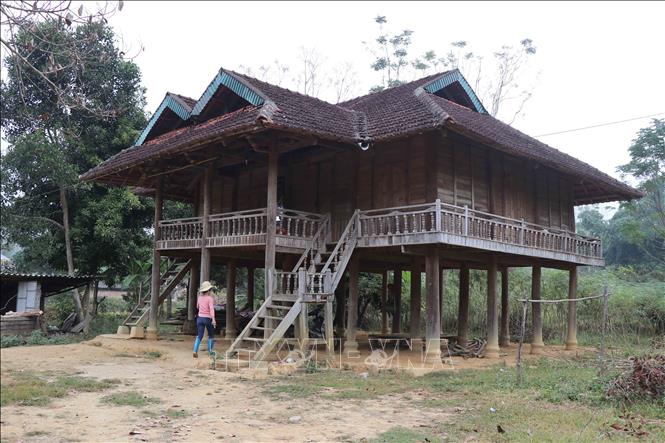 Trong ảnh: Bản Lĩnh hiện vẫn còn nhiều ngôi nhà sàn cổ, truyền thống mang những nét đặc trưng văn hóa của người Thái. Đây là tiềm năng để bản làng xây dựng, phát triển ngành du lịch gắn với bảo tồn văn hóa của bản. Ảnh: Xuân Tiến – TTXVN  