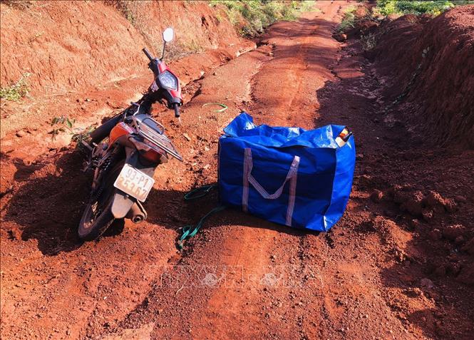 Trong ảnh: Phương tiện và tang vật các đối tượng bỏ lại khi bị lực lượng chức năng truy đuổi. Ảnh: Đậu Tất Thành – TTXVN.
