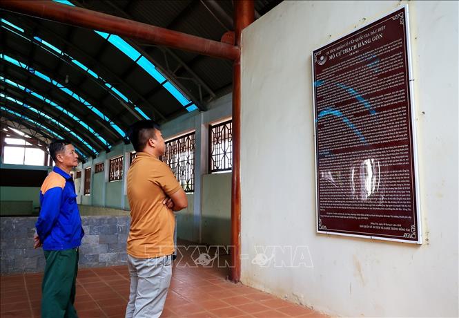 Trong ảnh: Du khách tìm hiểu Di tích quốc gia đặc biệt Mộ Cự thạch Hàng Gòn. Ảnh: Hồng Đạt - TTXVN
