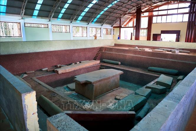 Trong ảnh: Khu hầm mộ Di tích quốc gia đặc biệt Mộ Cự thạch Hàng Gòn được phát hiện năm 1927. Ảnh: Hồng Đạt - TTXVN
