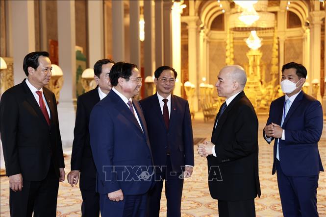 Thủ tướng Phạm Minh Chính hội kiến Quốc vương Campuchia Norodom Sihamoni. Ảnh: Dương Giang-TTXVN