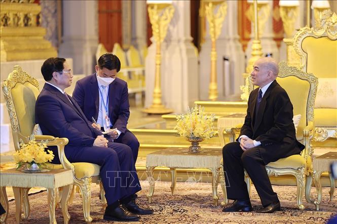 Thủ tướng Phạm Minh Chính hội kiến Quốc vương Campuchia Norodom Sihamoni. Ảnh: Dương Giang-TTXVN
