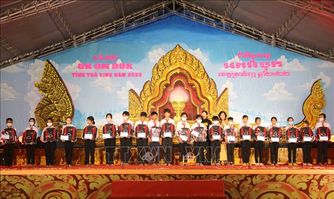 Học sinh Khmer nghèo hiếu học nhận học bổng tại buổi lễ. Ảnh: Thanh Hòa- TTXVN