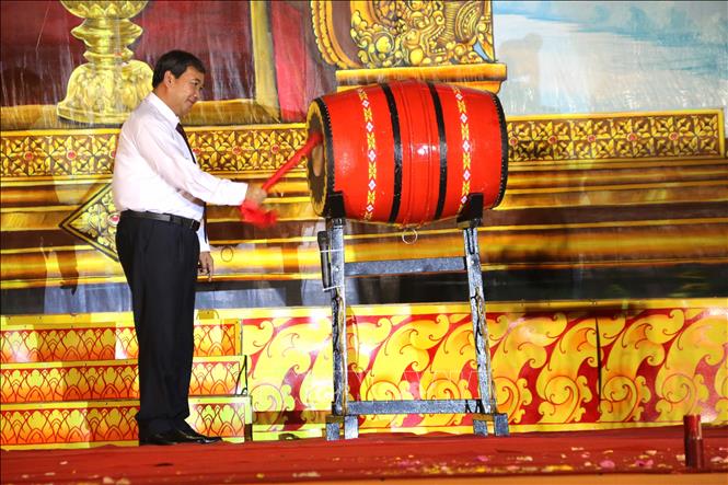 Phó Bí thư thường trực Tỉnh ủy Trà Vinh Kim Ngọc Thái đánh trống khai lễ. Ảnh: Thanh Hòa - TTXVN