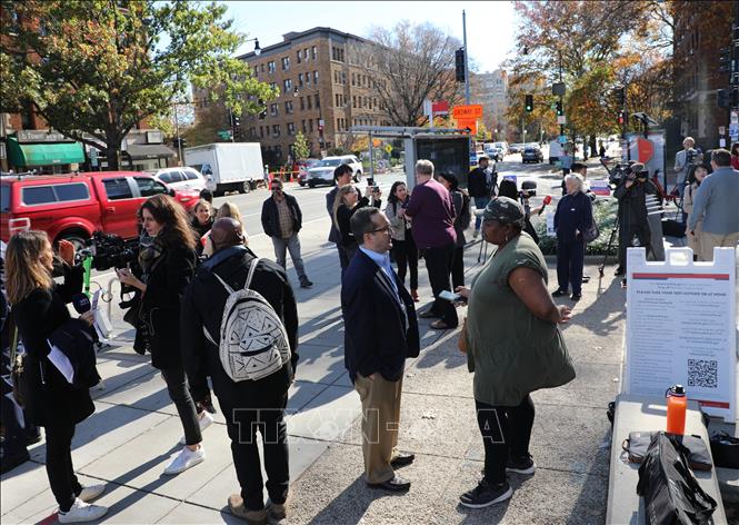 Các phóng viên quốc tế tác nghiệp bên ngoài điểm bầu cử Thư viện Cleveland Park ở thủ đô Washington D.C. Ảnh: Đoàn Hùng - Phóng viên TTXVN tại Washington D.C