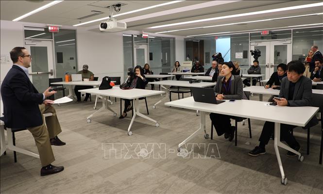 Ông Nick Jacobs, quan chức Ủy ban bầu cử thủ đô Washington D.C, thông tin về bầu cử giữa kỳ với các phóng viên quốc tế tại điểm bầu cử Thư viện Cleveland Park ở thủ đô Washington D.C. Ảnh: Đoàn Hùng - Phóng viên TTXVN tại Washington. D.C.