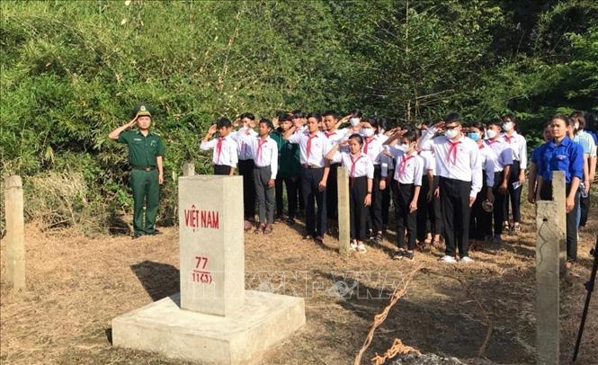 Trong ảnh: Một “tiết học biên giới” được các Chiến sĩ Đồn Biên phòng Lộc Thành giới thiệu cho các em học sinh Trường tiểu học, trung học cơ sở Lộc Thành (huyện biên giới Lộc Ninh, tỉnh Bình Phước) tại cột mốc biên giới. Ảnh: TTXVN phát

