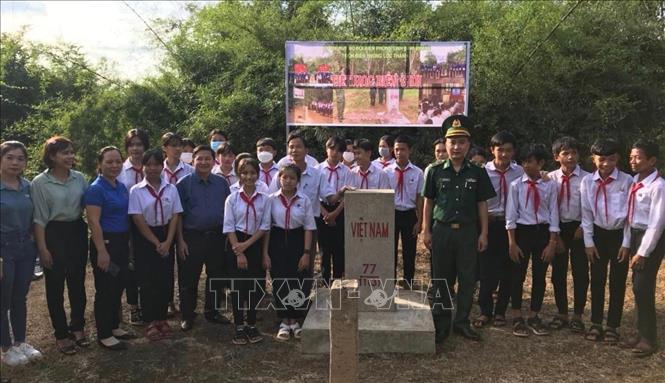 Trong ảnh: Một “tiết học biên giới” được các Chiến sĩ Đồn Biên phòng Lộc Thành giới thiệu cho các em học sinh Trường tiểu học, trung học cơ sở Lộc Thành (huyện biên giới Lộc Ninh, tỉnh Bình Phước) tại cột mốc biên giới. Ảnh: TTXVN phát

