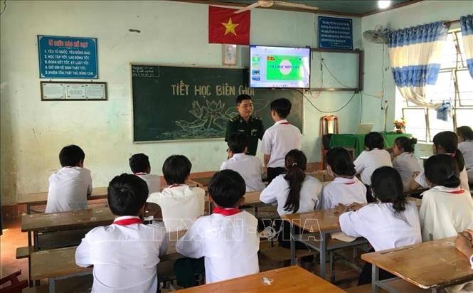 Trong ảnh: Chiến sĩ Đồn Biên phòng Lộc Thành lên lớp trong “tiết học biên giới” tại Trường tiểu học, trung học cơ sở Lộc Thành (huyện biên giới Lộc Ninh, tỉnh Bình Phước). Ảnh: TTXVN phát