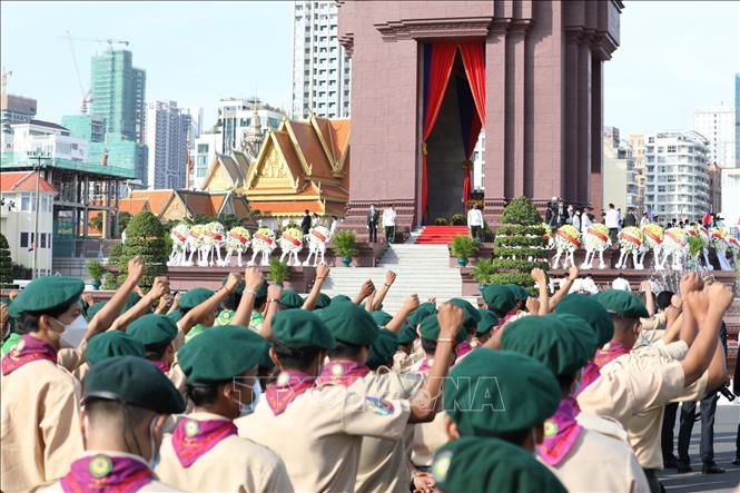 Kỷ niệm 69 năm Quốc khánh Campuchia là dịp đặc biệt để người dân Cambodia tổ chức các hoạt động văn hóa, nghệ thuật và thể thao. Tại các khu vực đô thị, phố đi bộ trở nên sôi động với các tiết mục biểu diễn, trò chơi và chương trình âm nhạc. Hãy đến và cảm nhận không khí rộn ràng của ngày kỷ niệm này!