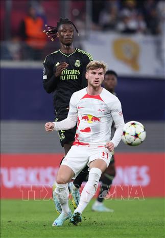 Trong ảnh: Tiền đạo Timo Werner (phía trước) của CLB Leipzig tranh bóng với trung vệ  Eduardo Camavinga của Real Madrid trong trận đấu giải UEFA Champions League ở Leipzig, Đức ngày 25/10/2022. Ảnh: AFP/TTXVN