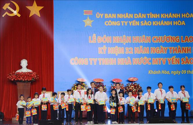 Trong ảnh: Công ty Yến sào Khánh Hòa trao học bổng cho các học sinh khó khăn trên địa bàn tỉnh Khánh Hòa tại buổi lễ kỷ niệm 32 năm thành lập công ty. Ảnh: Phan Sáu - TTXVN