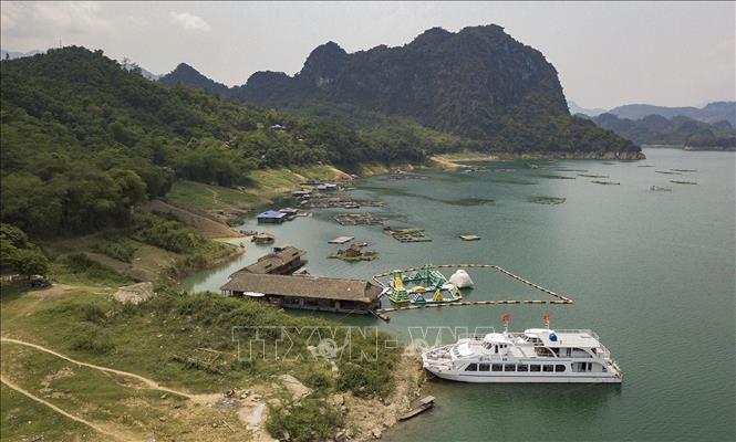 Trong ảnh: Cảnh quan hồ Hòa Bình thuộc địa phận xã Suối Hoa, huyện Tân Lạc, tỉnh Hòa Bình. Ảnh: Trọng Đạt -TTXVN