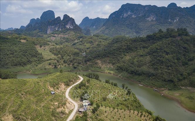 Trong ảnh: Cảnh quan hùng vỹ, thơ mộng thuộc địa phận xã Suối Hoa, huyện Tân Lạc. Ảnh: Trọng Đạt -TTXVN