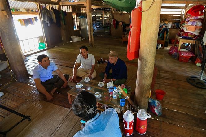Trong ảnh: Cán bộ xã Suối Hoa đến từng nhà vận động người dân thực hiện công tác đền bù giải phóng mặt bằng cho các dự án được phê duyệt đầu tư tại địa bàn xã. Ảnh: Trọng Đạt -TTXVN