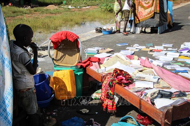 Trong ảnh (tư liệu): Trẻ em theo cha mẹ sơ tán tránh lũ lụt tại Juba, Nam Sudan. Ảnh: AFP/ TTXVN