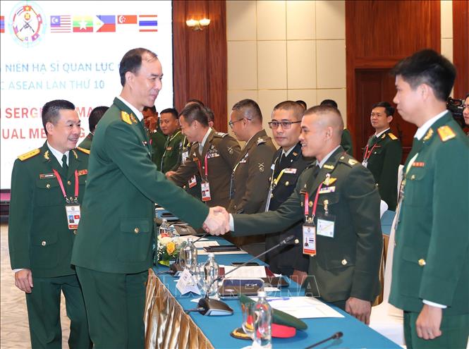 Colonel Duong Quy Nam, Director of the Institute for Defence International Relations, and delegates at the conference. VNA Photo: Trọng Đức 