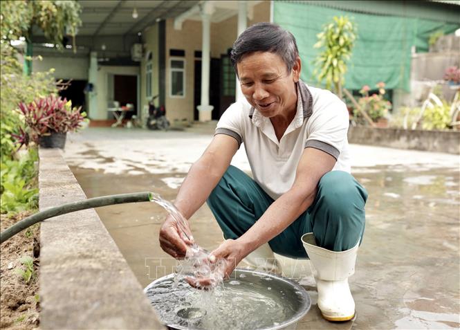 Người dân xã Hưng Phúc (huyện Hưng Nguyên, Nghệ An) vui mừng khi được dùng nước sạch. Ảnh: TTXVN phát