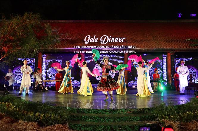 Tiết mục hát chầu văn “Cô đôi thượng ngàn”. Ảnh: Hoàng Hiếu - TTXVN