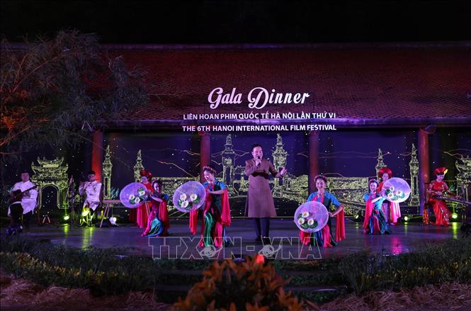 Tiết mục múa hát “Hà Nội linh thiêng và hào hoa”. Ảnh: Hoàng Hiếu - TTXVN 