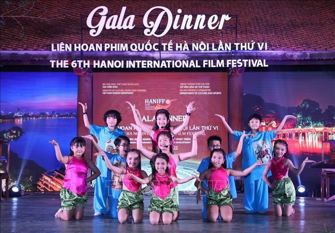 Tiết mục biểu diễn văn nghệ chào mừng. Ảnh: Hoàng Hiếu - TTXVN 