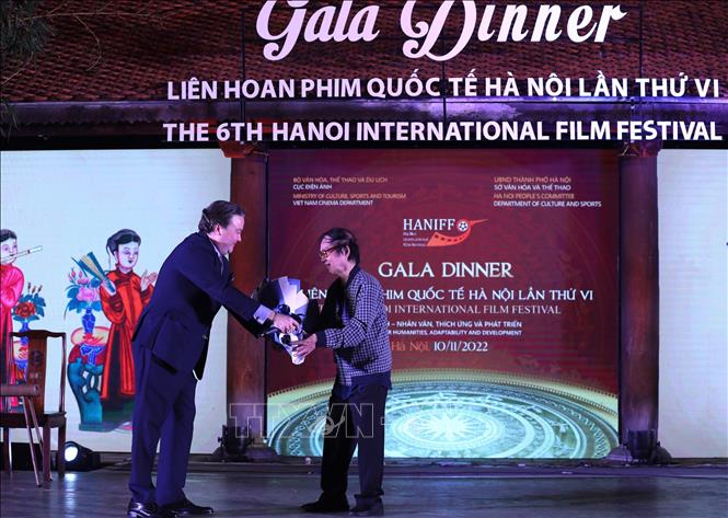 Đại sứ Hoa Kỳ tại Việt Nam Marc E. Knapper tặng hoa chúc mừng đạo diễn Đặng Nhật Minh - với phim Hoa Nhài tham dự Liên hoan phim. Ảnh: Hoàng Hiếu - TTXVN 