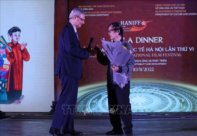 Đại sứ Pháp tại Việt Nam Nicolas Warnery tặng hoa chúc mừng đạo diễn Đặng Nhật Minh - với phim Hoa Nhài tham dự Liên hoan phim. Ảnh: Hoàng Hiếu - TTXVN 