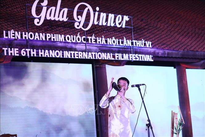 Tiết mục “độc tấu chùm sáo Tây Bắc”. Ảnh: Hoàng Hiếu - TTXVN 