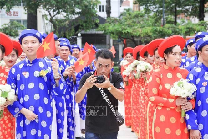 Trong ảnh: Anh Liêng Trần Ngọc Trung Hiếu, Chủ nhiệm Câu lạc bộ Chụp ảnh cưới miễn phí trong một buổi chụp. Ảnh: Hồng Giang - TTXVN