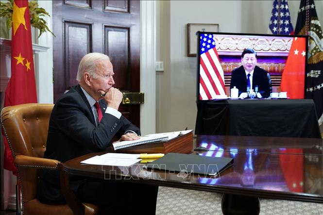 Trong ảnh: Tổng thống Mỹ Joe Biden (trái) trong cuộc hội đàm trực tuyến với Chủ tịch Trung Quốc Tập Cận Bình (ảnh màn hình) tại Washington DC., ngày 15/11/2021. Ảnh: AFP/TTXVN