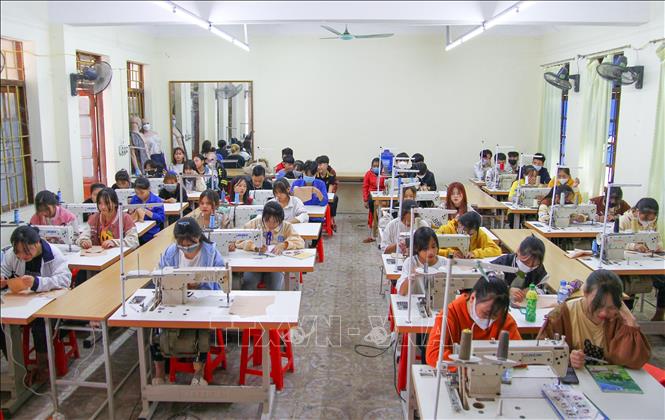 Trong ảnh: Học sinh Trường Cao đẳng Kỹ thuật Công nghiệp Hà Giang học tại lớp ngành May thời trang. Ảnh: Nam Thái - TTXVN