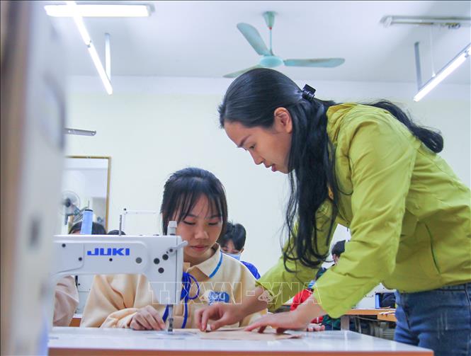 Trong ảnh: Học sinh Trường Cao đẳng Kỹ thuật Công nghiệp Hà Giang học tại lớp ngành May thời trang. Ảnh: Nam Thái - TTXVN